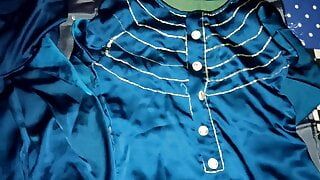 Сперма на атласном шелковистом синем костюме, шаль от медсестры (75)