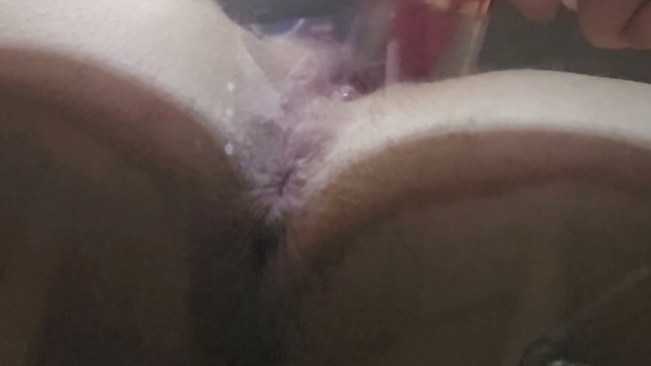 Close up dildo lutsinar yang sedang dimasukkan