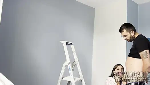 Marie memberi Anda tur ke rumahnya.