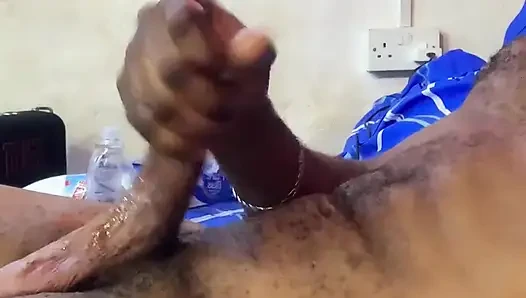 Ateşli formda kıllı vücut ve güzel sert yarak