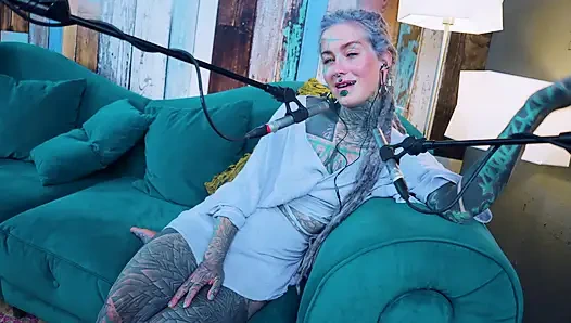 Ich spreche über F - Fear - ASMR podcast SFW spricht goth dünnes mädchen dreadlocks tattoo-modell inked mädchen