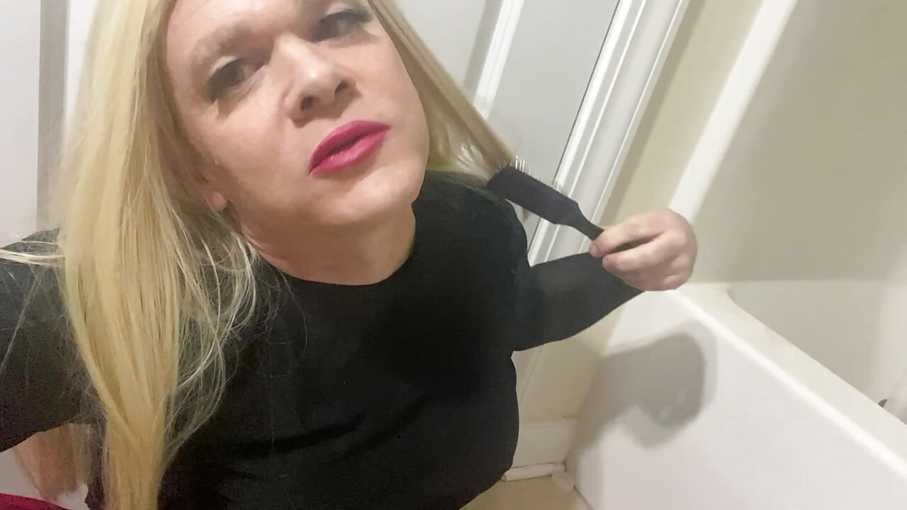 Webcam hottie shemale trong đôi giày cao gót màu đỏ gợi cảm cố gắng để có được họ tham gia để làm cho cô ấy xuất tinh