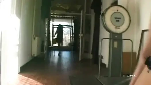 Свежее сладкое лицо сосет огромный член