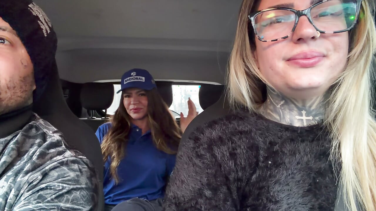 My husband's cuckold got out of the car and I called the gas station attendant to fuck and she accepted and got in the car and was so horny that she was all naked