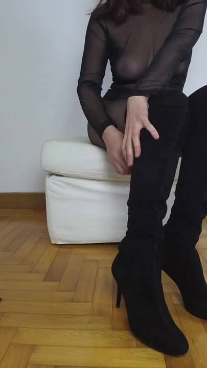 Εκπληκτική στιγμή από το "Ainoa teasing boots, miniskirt leather, boobs, full nyloned"