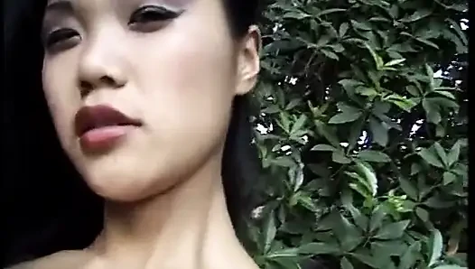 Süßes asiatisches mädchen mia smiles putzt nach der hardcore-action mit weißem typ ihren vollgespritzten körper mit ihrem höschen
