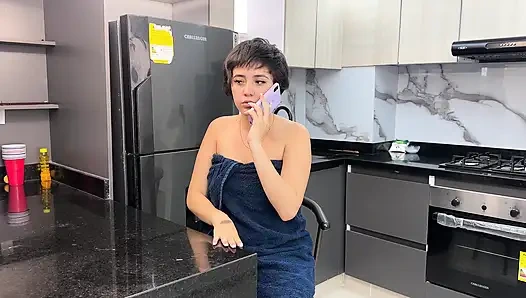 Bir teslimat sipariş ediyorum, ama kuryelerin büyük ve lezzetli yarağını daha iyi seviyorum, bu yüzden ondan onu bana sokmasını istiyorum