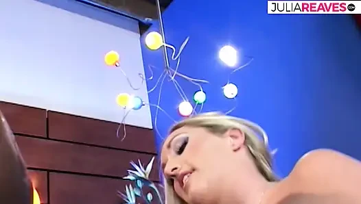 Sexy mädchen bekommt einen riesigen schwarzen schwanz, der ihre muschi tief stößt