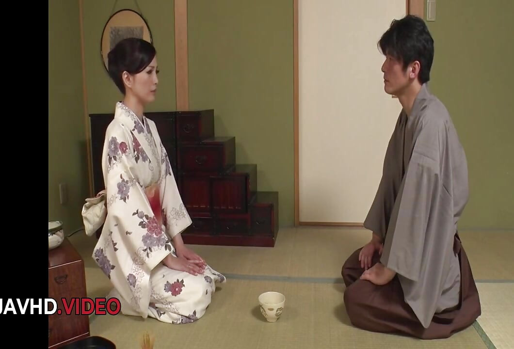 Tante seksi jepang miria hazuki didobel penetrasi di kimono
