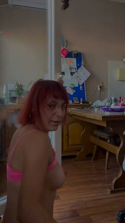 Oglindă cu țâțe spălate la fereastră
