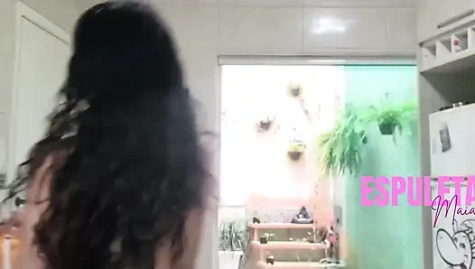 Ateşli esmer farklı bir şekilde yemek yapıyor - komşular için çıplak.