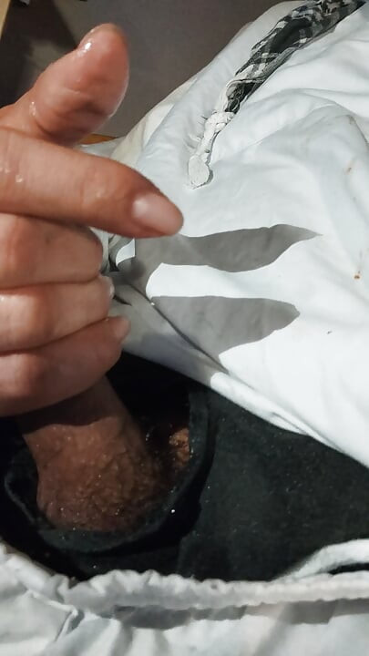 アフガニスタン人のような格好をした汚いジャンクブロが、汚いチンポで遊ぶ