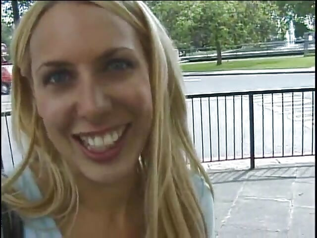 Chica rubia con culo sexy obtiene coño relleno de polla dura en el sofá