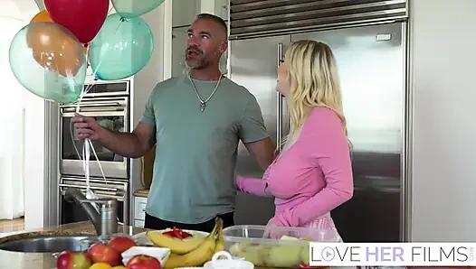 Büyük memeli sarışın gigi sweets'e tapılıyor