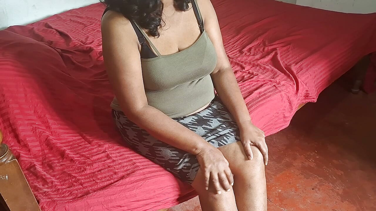 Madrastra probándose ropa sexy y provocando con su cuerpo perfecto de MILF