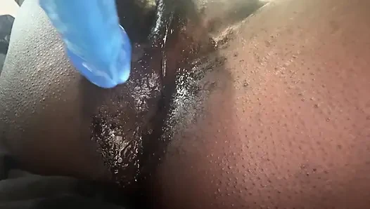 Küçük bir yarak dildo aldım ve o kaltağı iyi hissettirdiği için yalan söylemem
