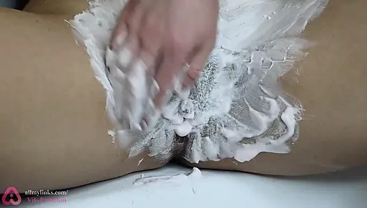 Бритье волосатой киски пеной для бритья арбузом!