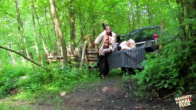 Kinky car sex turns into intense outdoor anal banging once the thick blonde gets horny