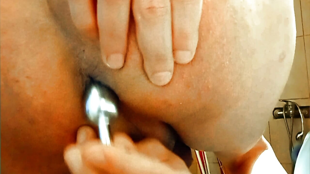 Pluggen glider lykkeligt ind i min røv