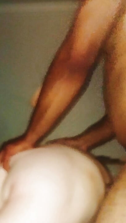 Pizdă umedă mare și frumoasă matură pe care am întâlnit-o pe Xhamster
