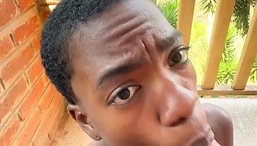 Neues Gesicht - Mina caramelo! Schau zu, wie Mina schwanz tief in ihren mund nimmt und ihre ebenholz-muschi von hinten gibt. und sperma im gesicht!