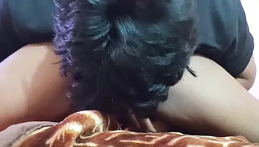 Viral desi erkek arkadaş kız arkadaşının amını çok sert yalıyor ve kız arkadaşı yüksek sesle inliyor