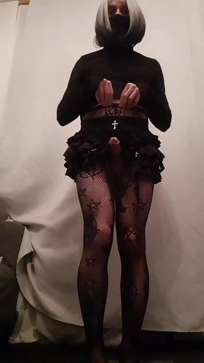 Küçük gotik kadın kılıklı haber oyuncaklarını deniyor