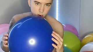 Sessão de punheta com fetiche por balão (chupando, transando, gozando e estourando balões)