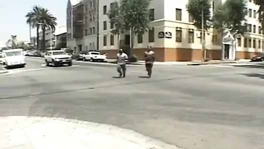 Französisches schwarzes schätzchen mit dickem hintern reitet bbc mit ihrer perfekten muschi