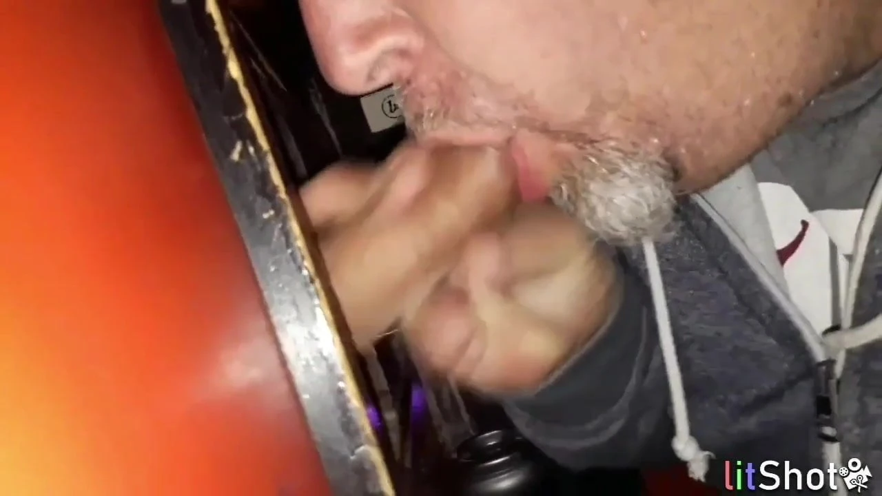 Gloryhole - bơm cu xuất tinh vào miệng tôi