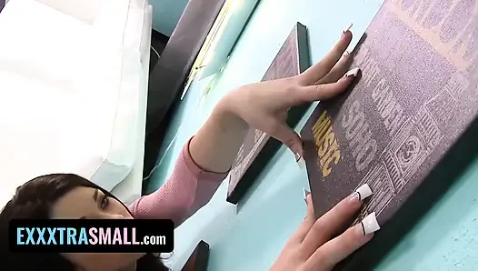Exxxtra Small - Крошечная крошка знает, как обращаться с большим членом, несмотря на ее отсутствие высоты