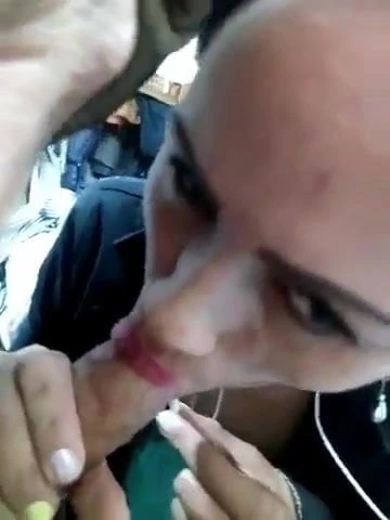 Me la chupa mientras habla con el novio