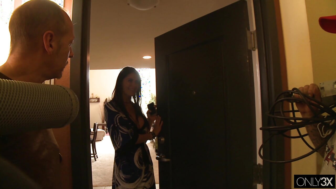 إيفا كاريرا تئن مع كل دفعة من زبه الكبير المتميز تحرير