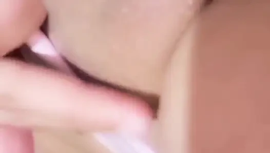 Gadis dengan pantat bahenol ini lagi asik masturbasi sampai muncrat
