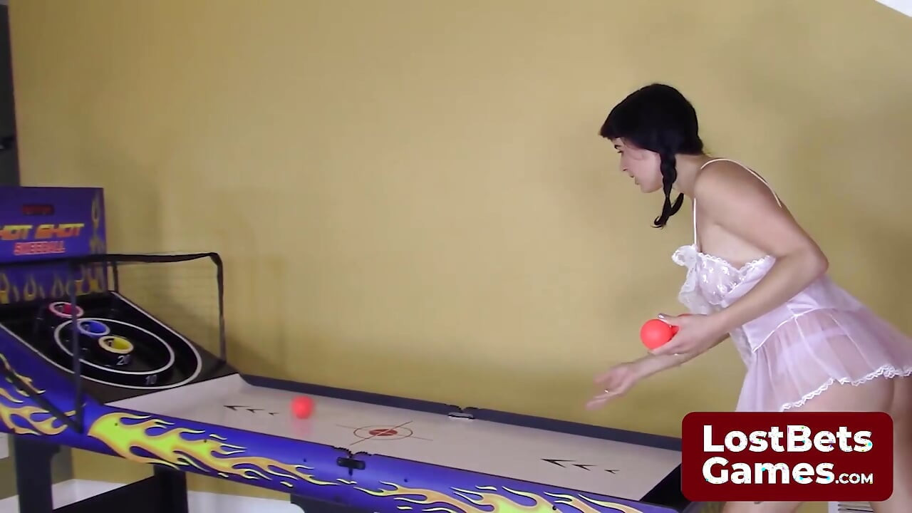 Alisha & Selina Vs Helena & Starli dalam bola berbogel