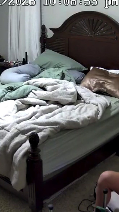 小柄なMILFが巨大ディルドでオナニーしているところを捕まえられる｜クリップ1