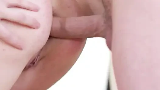 Minyon fahişe küçük amcığını sert bir şekilde parçalıyor