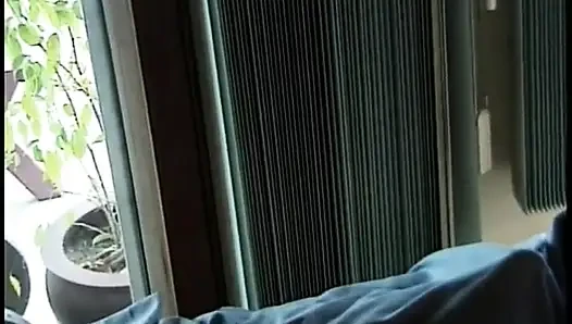 Pelacur muda saling ngentot memek satu sama lain dengan vibrator