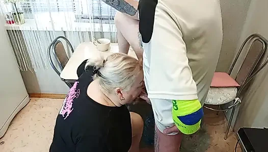 Öğleden sonra, komşumu mutfakta ağzından sikiyorum ve boşalıyorum