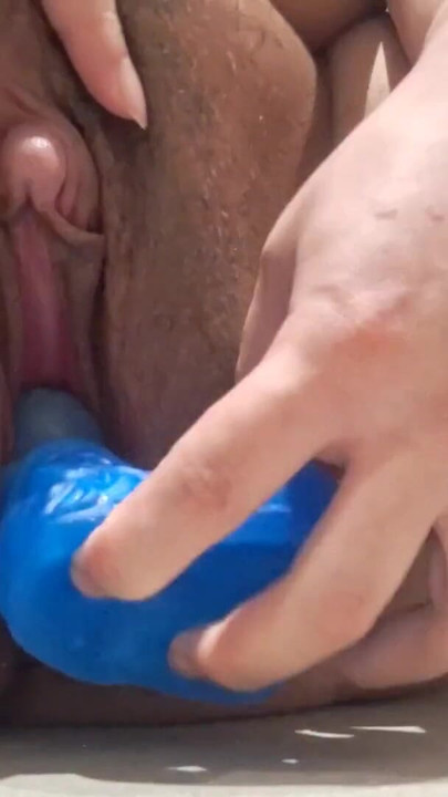 きつい膣を突き、大きなクリトリスを弄りながら射精と噴き出した | クリップ 2