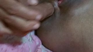 Thai Freundin fickt Arsch mit Dildo
