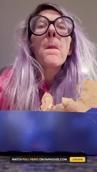 67 ענקיות אוכלות ומגהקות