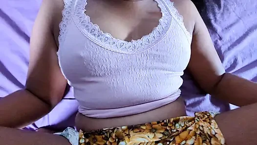 Ayah tiri ngentot aku.. Aku nggak bisa menahan kontol besarnya di memek sempitku. Aku pemalu nunjukin memek berbuluku sama dia.