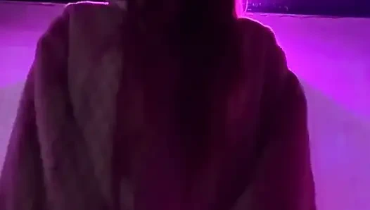 Одна — сигарета в бикини и куртке в клубе