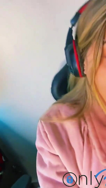 Awek panas dari Icegirxx sedang bermain dan saya meracau hanya untuk mendapatkan blowjob dan menjilat pepeknya | Klip 1