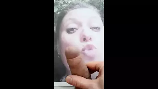 Elyne yüzünde krem ​​sürüsü için yalvarır