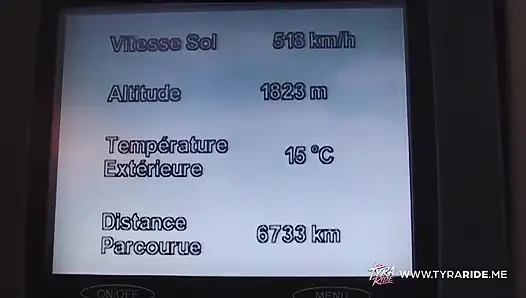 Sarışın tropikal yetişkin sırasında uçurumda açık havada sakso çekiyor