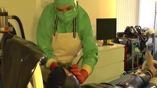 Vidéo d'une infirmière belge en caoutchouc