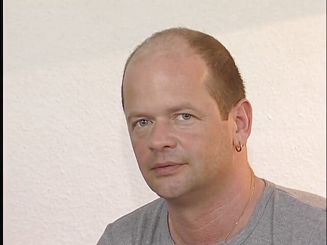 O tipă blondă sexy este futută cu jucărie și futută cu degetul