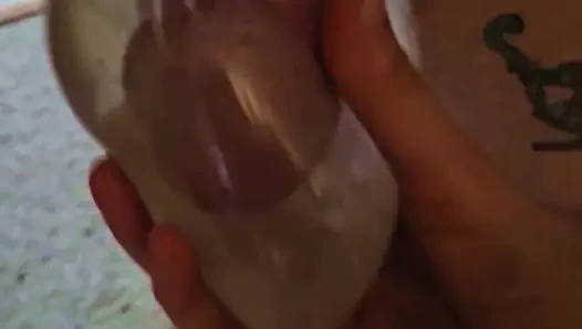 Презерватив, заполненный горячей водой делает лучшей рукой в мире